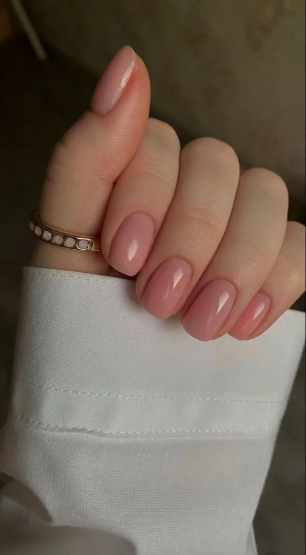 Manichiură nude natural pe unghii pătrate scurte
