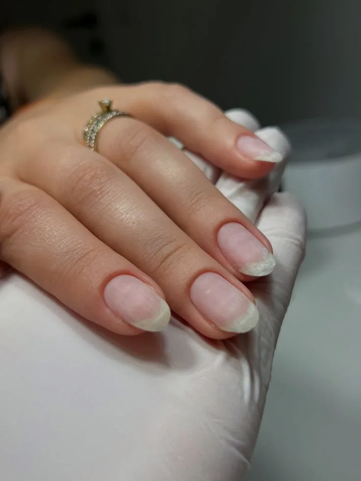 French discret pe unghii naturale scurte