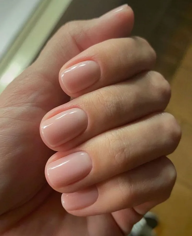 Manichiură nude foarte naturală, unghii scurte
